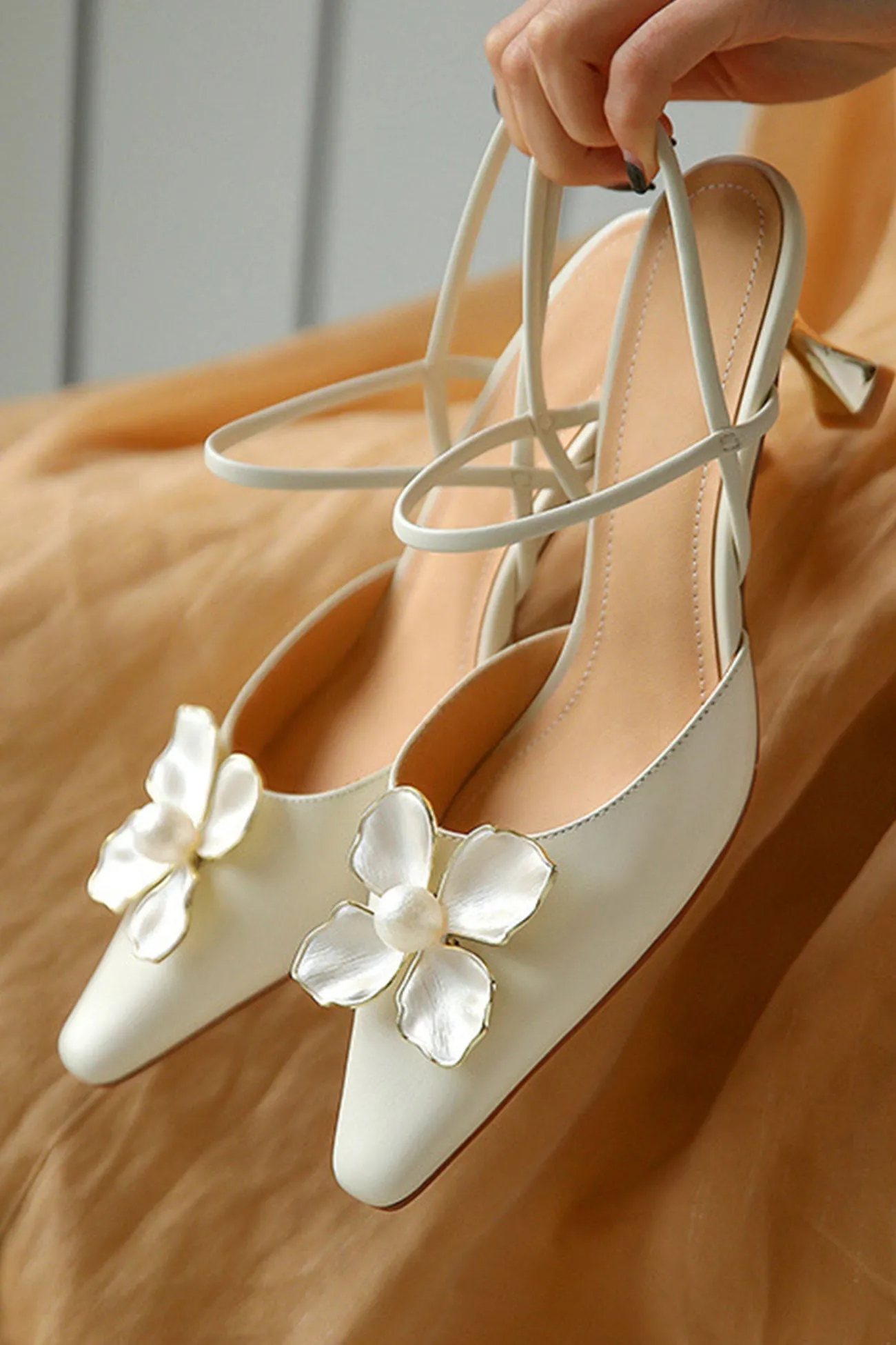 Amozae-Pearl Flower Pointed-Toe Pumps