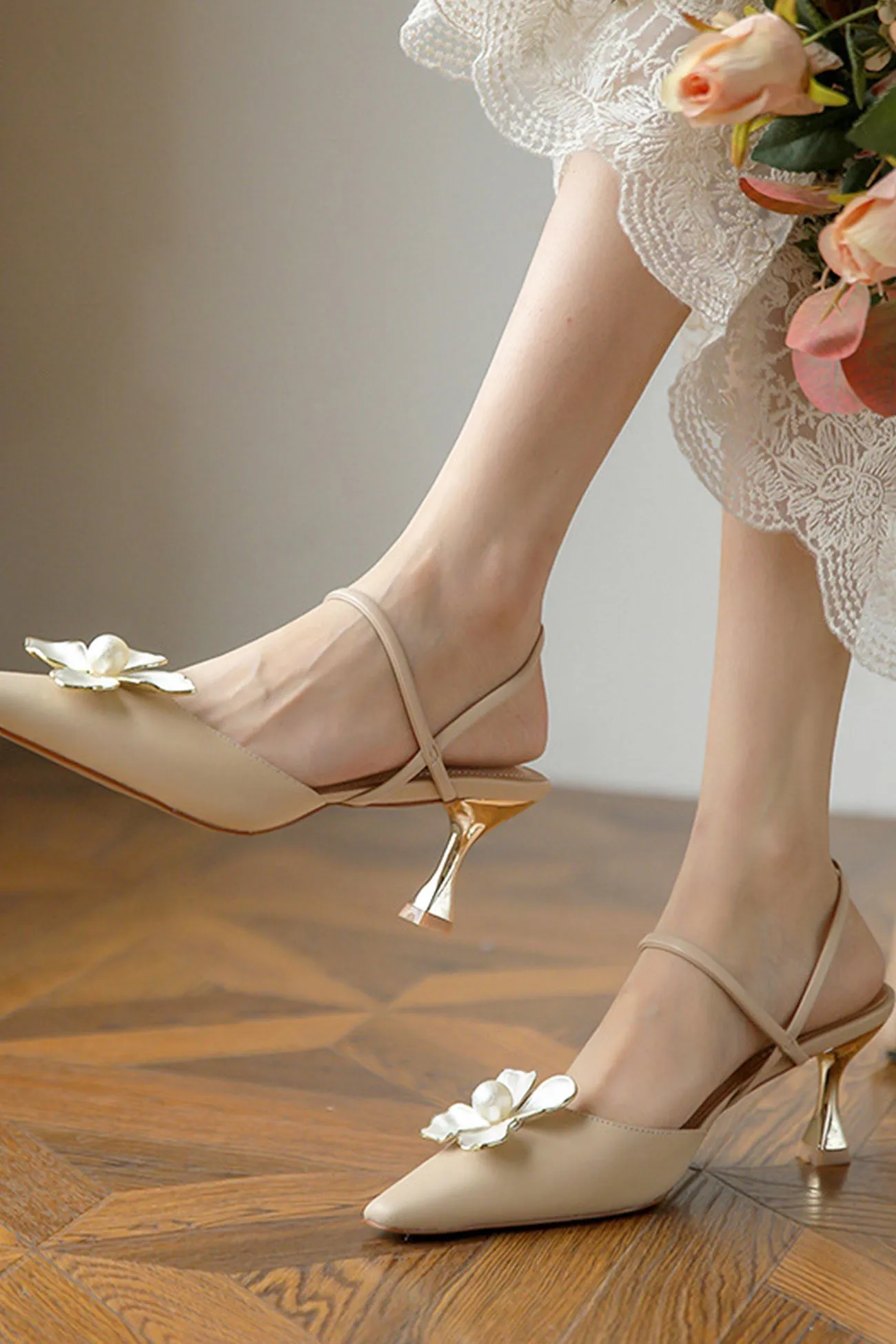 Amozae-Pearl Flower Pointed-Toe Pumps