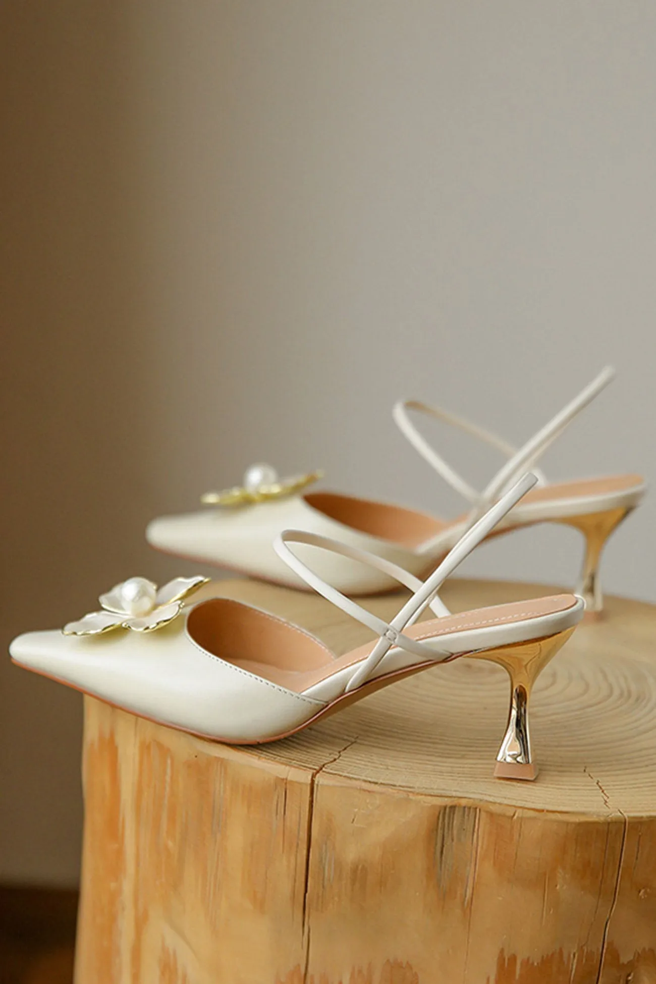 Amozae-Pearl Flower Pointed-Toe Pumps