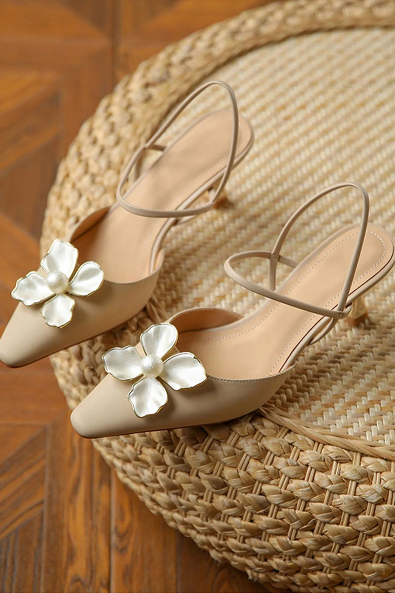 Amozae-Pearl Flower Pointed-Toe Pumps