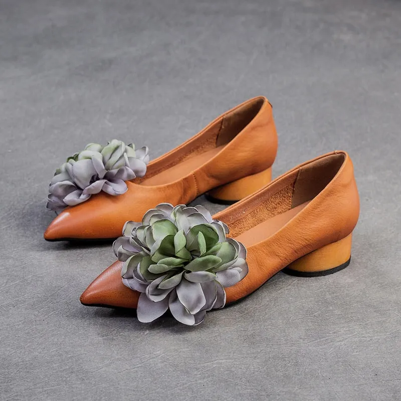 Retro Style Pointed-Toe Pumps For Women Low Heels With Flower Details In Camel/Coffee