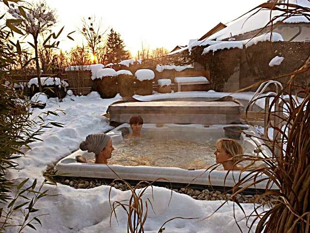 Winnipeg AI Hot Tub |5-6-Person 35-Jet | 199 x 199 cm