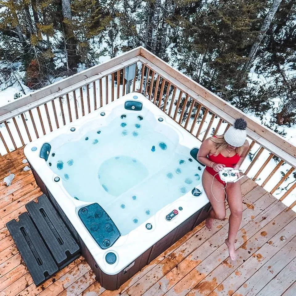 Winnipeg AI Hot Tub |5-6-Person 35-Jet | 199 x 199 cm